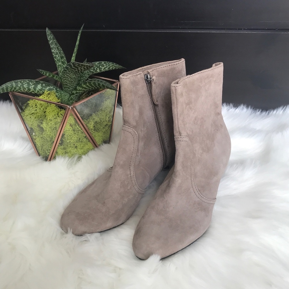 ⭐️ NWOT Franco Smart Suede A-Lady Booties